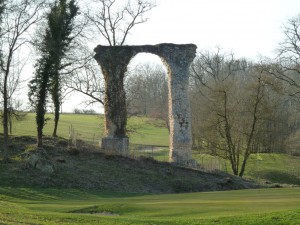 arc de l'aqueduc dans le golf