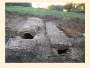 La Grimauderie,à Fontcouverte. les deux aqueducs côte à côte , à gauche le second, à droite le premier. 