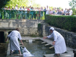 8)contestation sur la façon de laver le linge