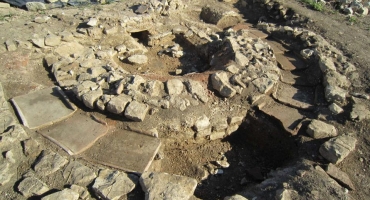 p-size-3-latrines-du-site-archeologique-de-saint-saturnin-du-bois-en-charente-maritime-photo-clos-de-l