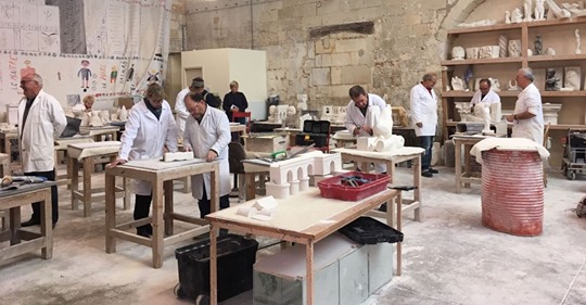 Saintes , un atelier pour s’initier à la sculpture avec des tailleurs de pierre.