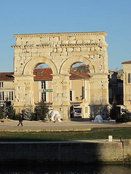 Parcours urbain  » de l’arc au haras, sur les pas de V. Fontorbe à Saintes ».