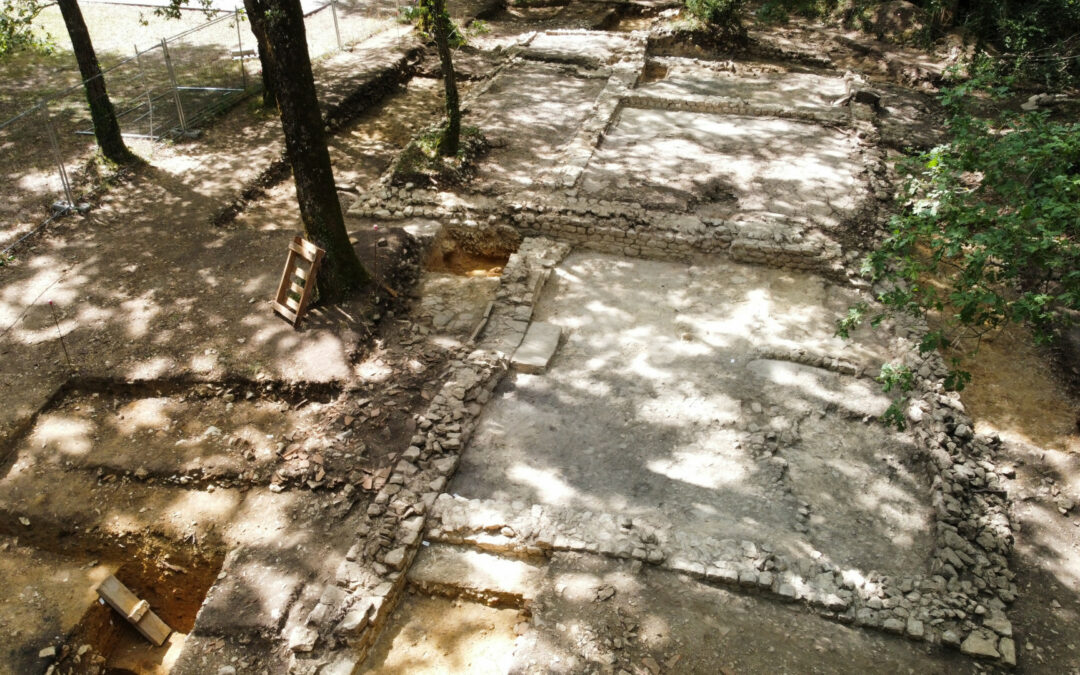 « Les fidèles dans le sanctuaire gallo-romain des Bouchauds ( Saint-Cybardeaux, Charente) ».