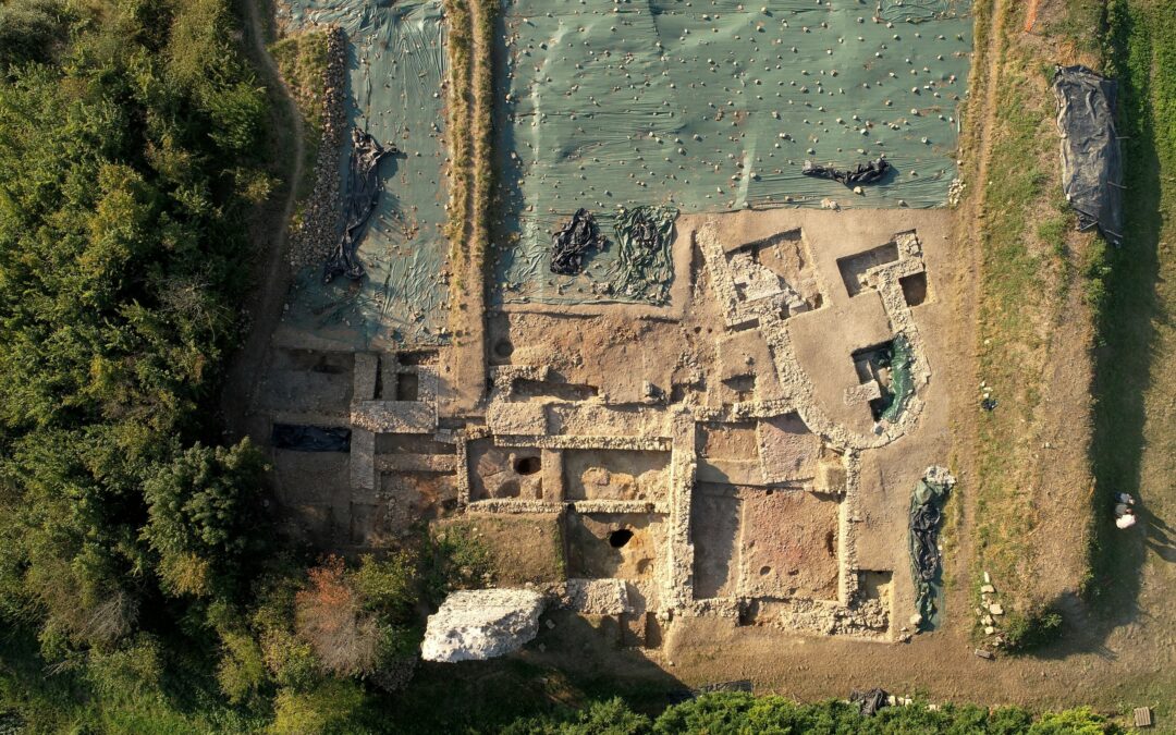 « Broue: un site castral au milieu du marais charentais »  par Eric Normand , archéologue , DRAC de Nouvelle Aquitaine.